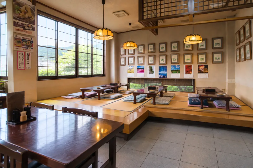 長瀞屋の座敷席が並ぶ店内