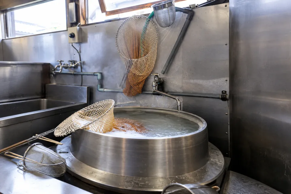 なかむらの麺を温める大釜