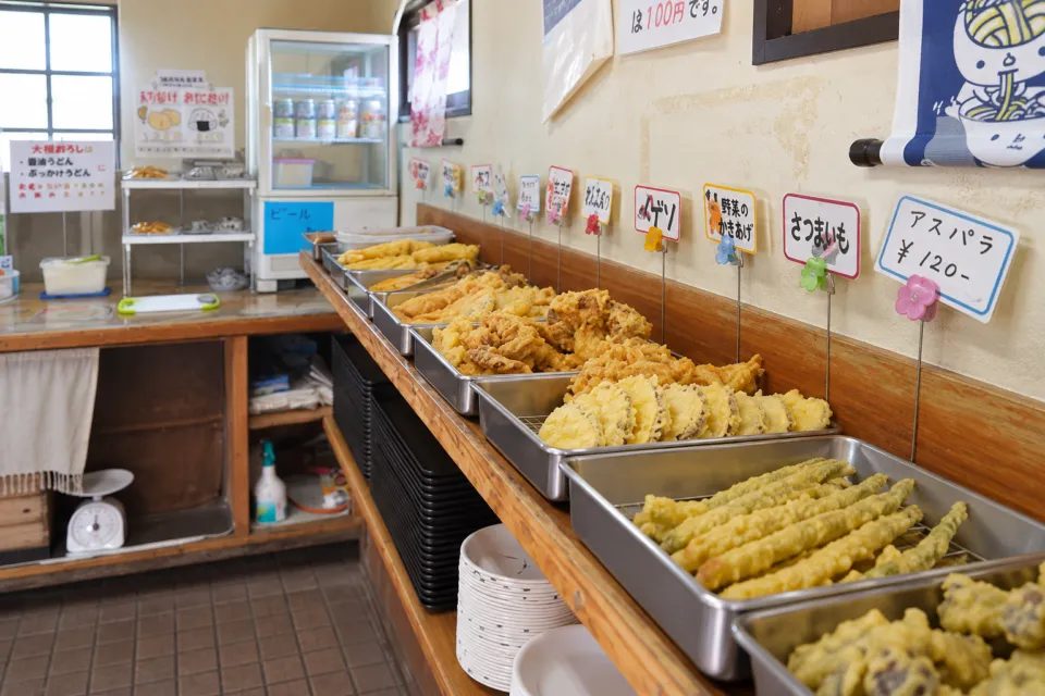 なかむらの天ぷらが並ぶ店内のカウンター
