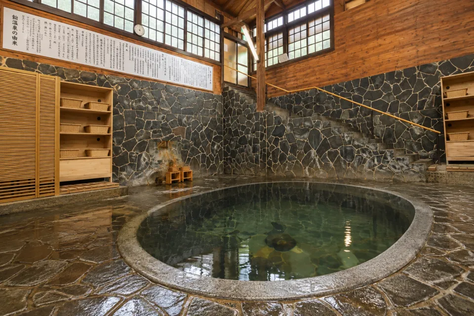 鉛温泉 藤三旅館の白猿の湯の石造り浴槽