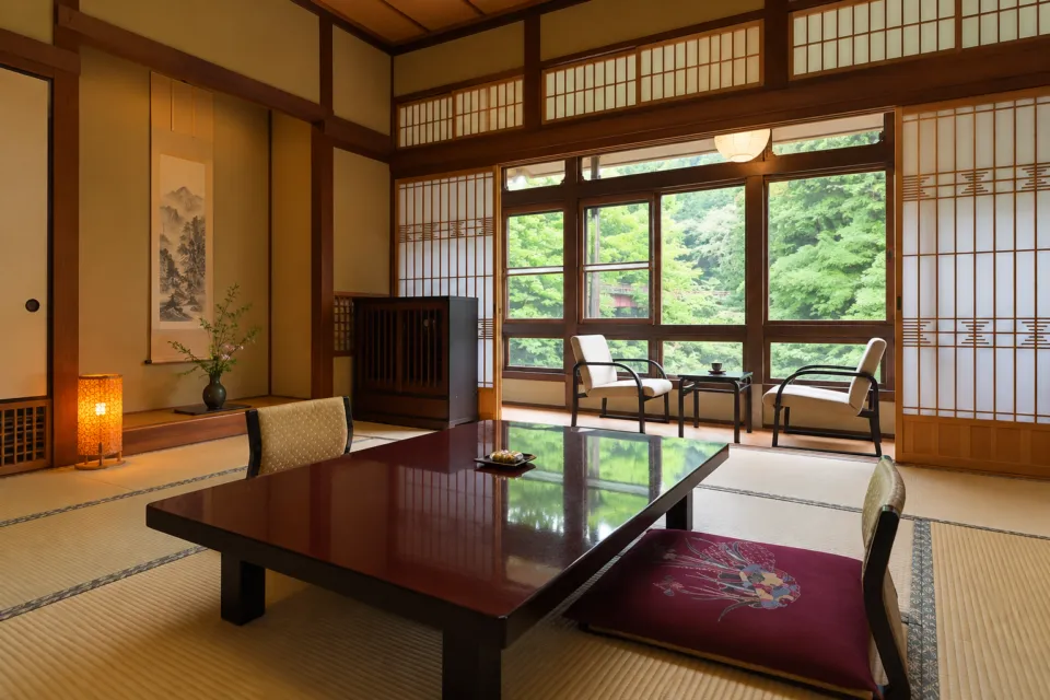 鉛温泉 藤三旅館の本館角部屋の畳と窓辺