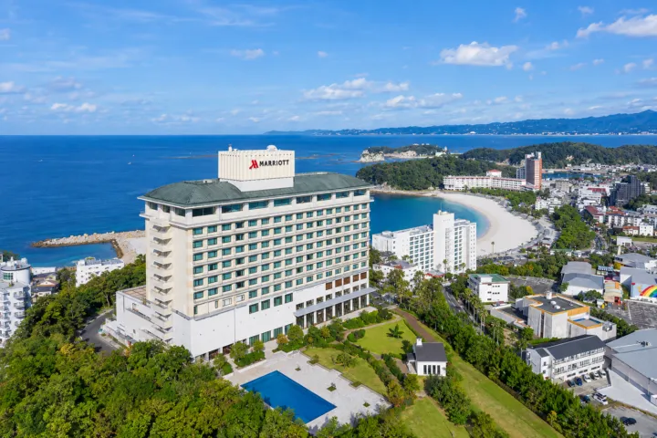 南紀白浜マリオットホテルの白良浜と建物を見渡す外観空撮
