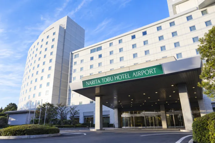 成田東武ホテルエアポートの看板と建物の外観
