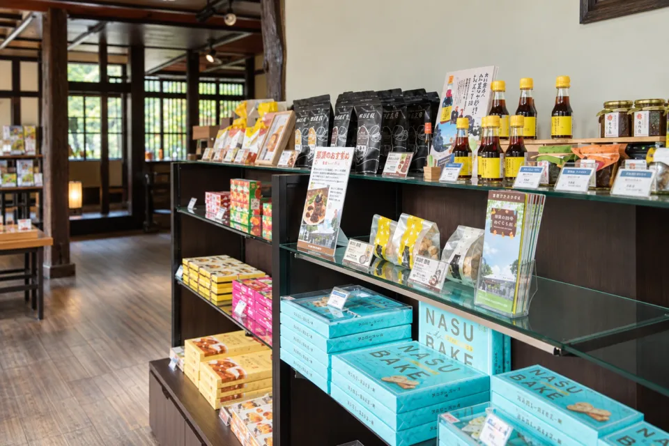 那須いちやホテルの菓子や商品を並べた売店