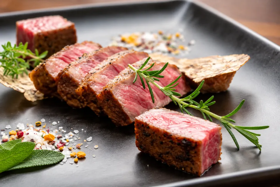 那須いちやホテルの石皿に盛り付けた肉料理