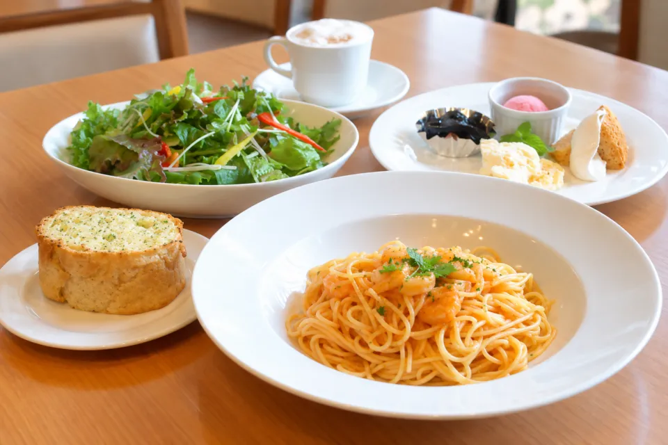 ナチュラルグレースの皿に盛り付けたコース料理