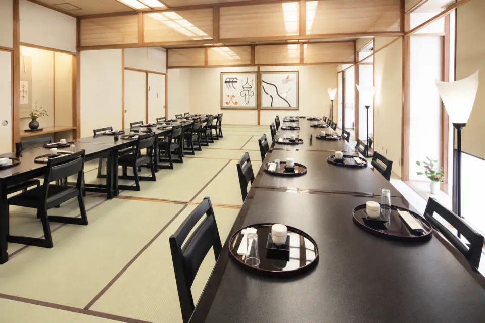 日本料理 ひょうたんやの広間のテーブル席