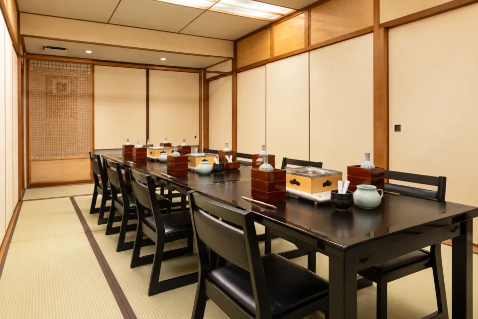 日本料理 ひょうたんやの長テーブルを備えた個室