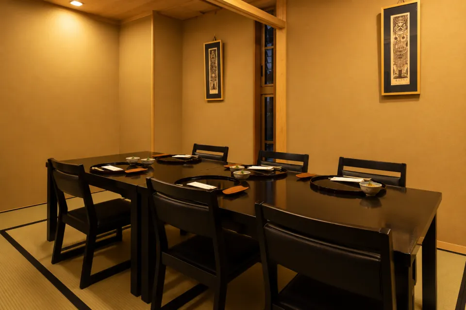 日本料理 ひょうたんやの食卓が整えられた個室