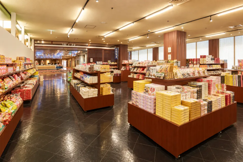 日光きぬ川ホテル三日月の商品棚の並ぶ売店