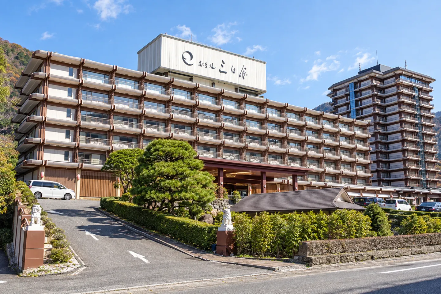 日光きぬ川ホテル三日月の正面外観
