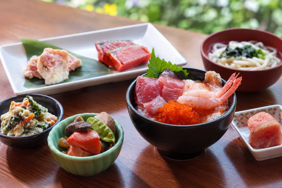 西鉄グランドホテルの朝食の海鮮丼と和食