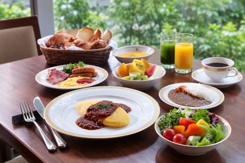 西鉄グランドホテルの朝食の洋食とパン、飲み物