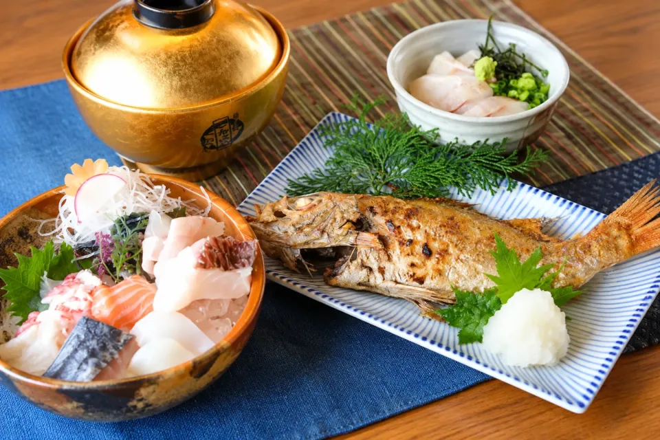 のどぐろ日本海 出雲市駅前店の焼き魚と刺身の盛り合わせ