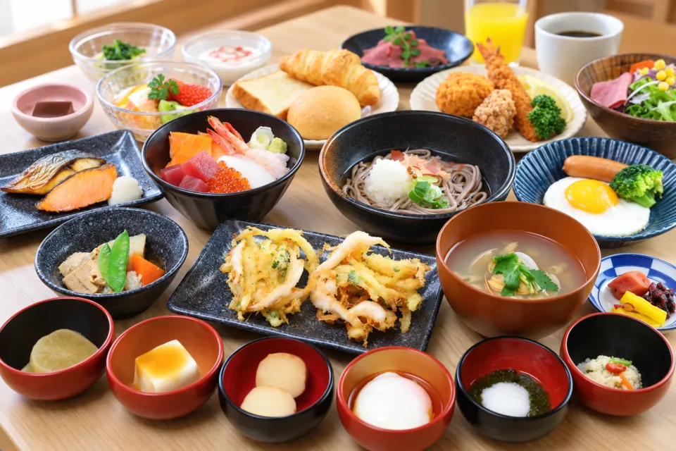 天然温泉 越前の湯 御宿 野乃福井の海鮮丼やおろしそばを含む朝食の一例