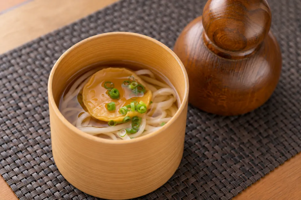 乳頭温泉郷 妙乃湯の器に盛られた麺料理