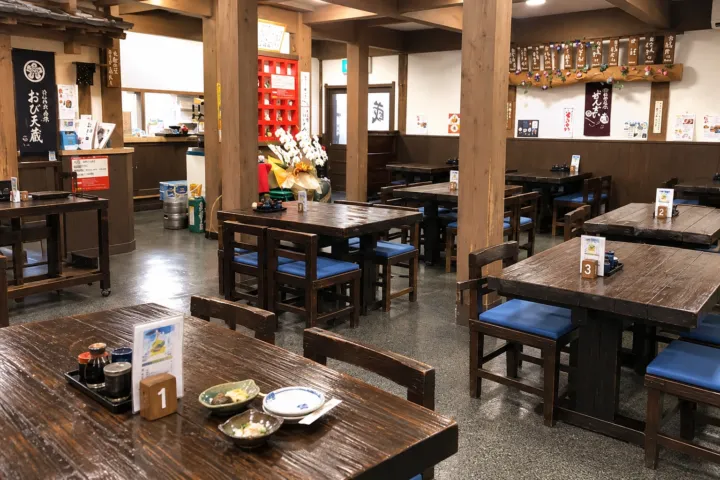 郷土料理 おび天蔵の1階のテーブル席と食卓イメージ