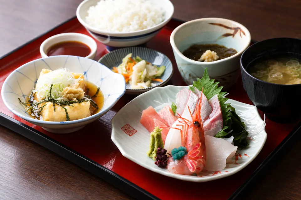 季節料理 おでん 黒百合の刺身と郷土の品を組み合わせたきときと定食