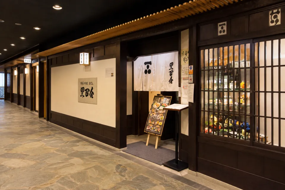 季節料理 おでん 黒百合の金沢駅構内にある入口