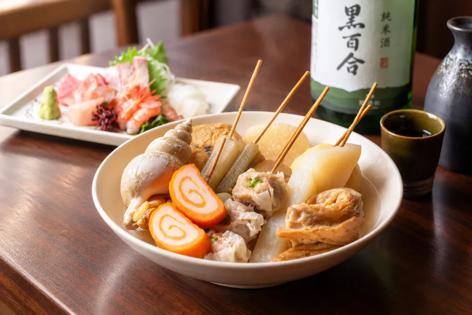 季節料理 おでん 黒百合の器に盛られたおでん