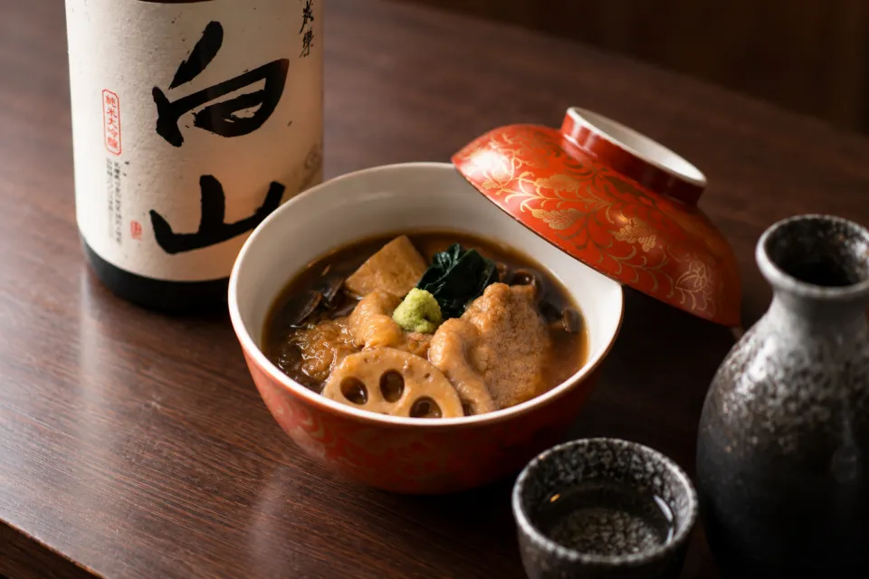 季節料理 おでん 黒百合の料理と地酒を並べた食卓
