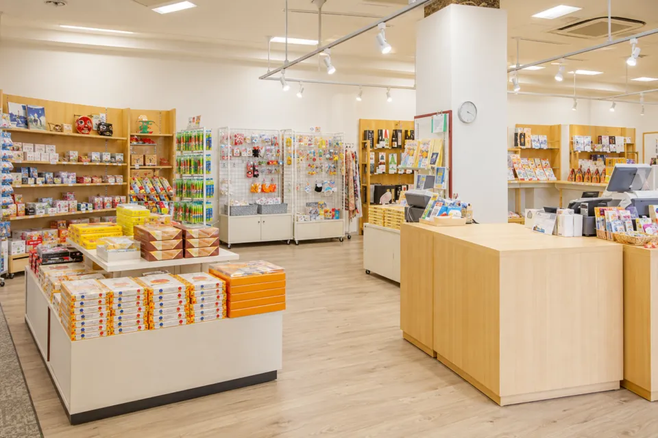 男鹿観光ホテルの菓子や土産品が並ぶ売店