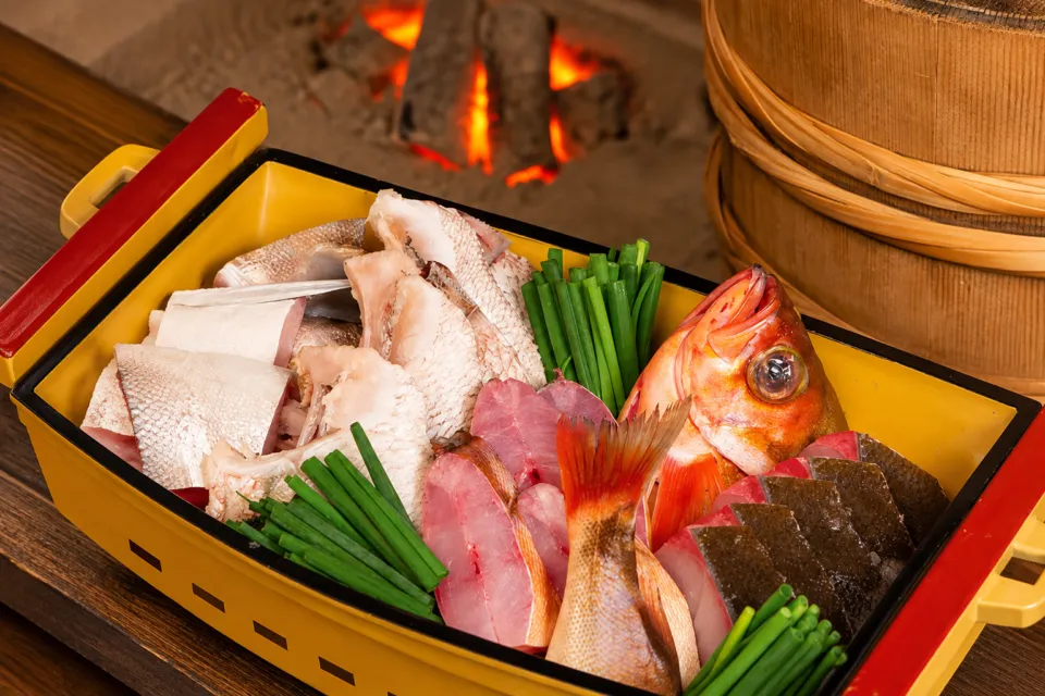 男鹿観光ホテルの石焼料理に使う魚と野菜