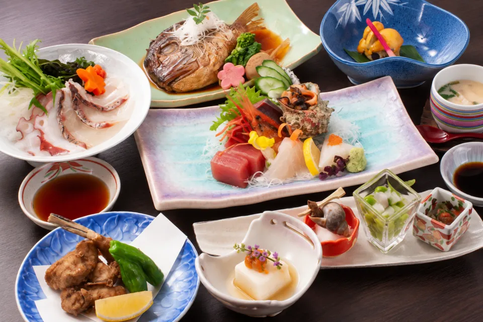 男鹿観光ホテルの刺身や小鉢が並ぶ和食料理の一例