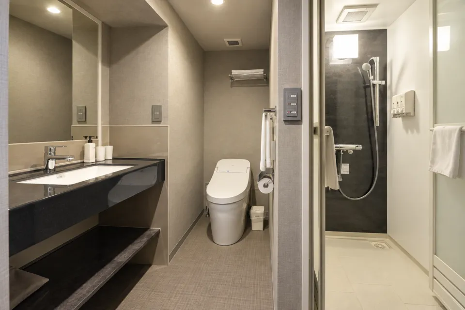 岡崎オーワホテルのバス・トイレ別ダブルルームのシャワーブース