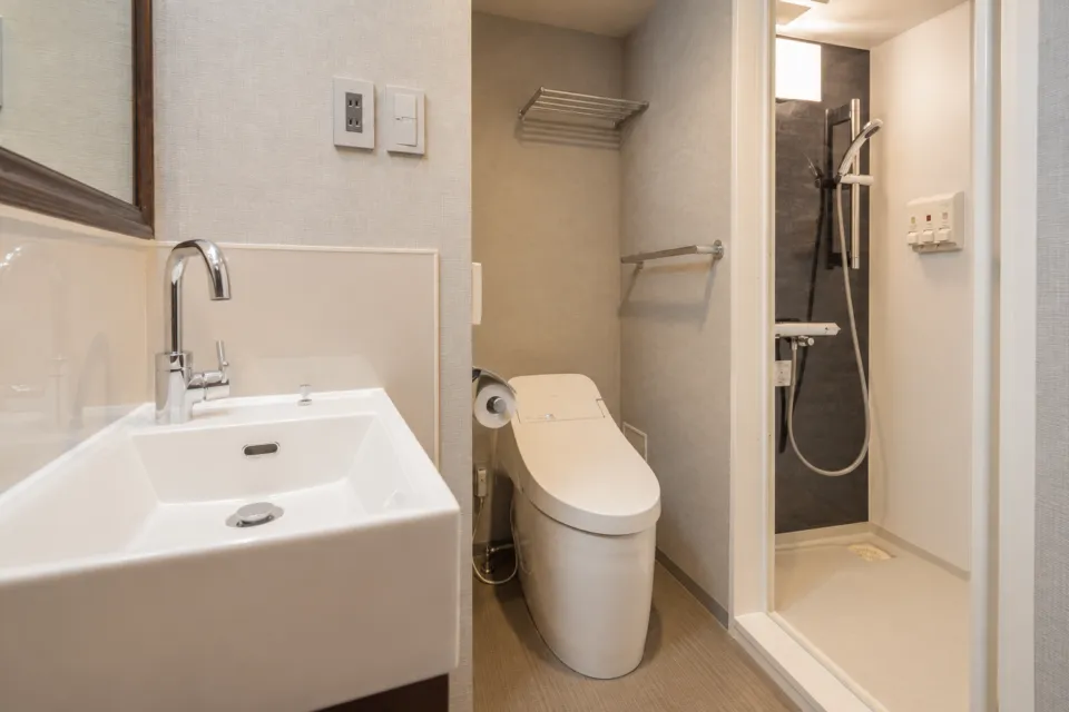 岡崎オーワホテルのバス・トイレ別シングルルームの洗面・シャワー