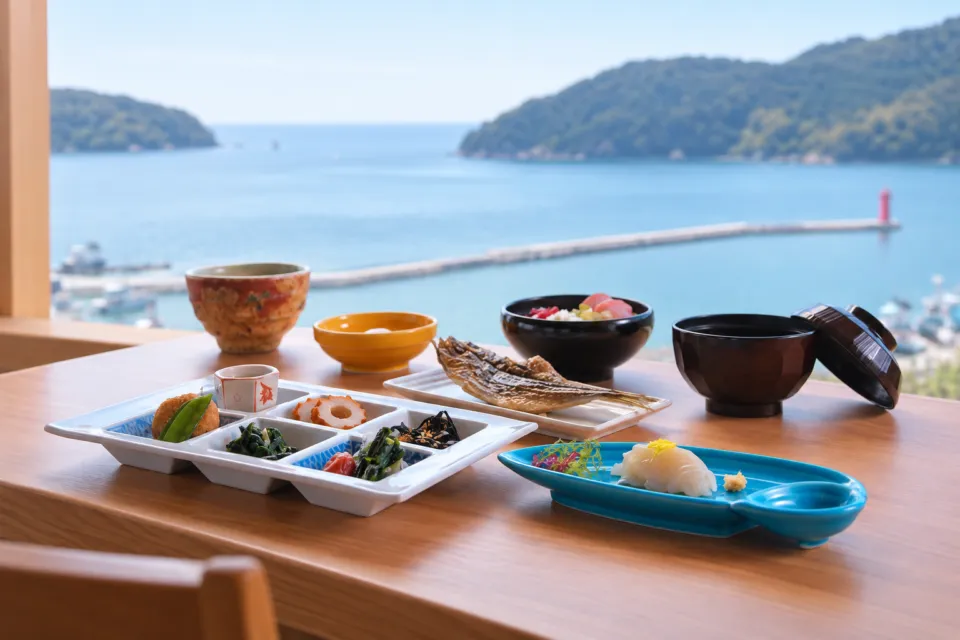 隠岐プラザホテルの和朝食の膳と窓の景色