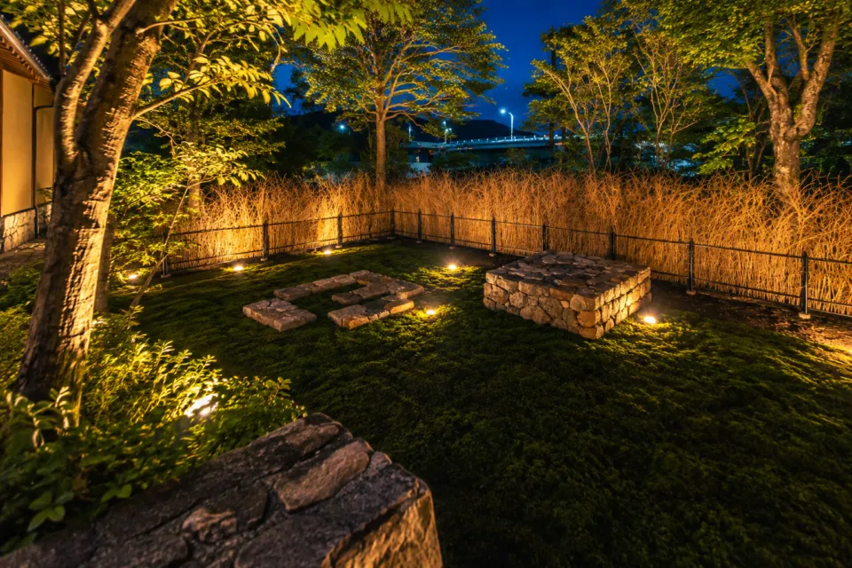隠岐プラザホテルの夜に照らされた庭園