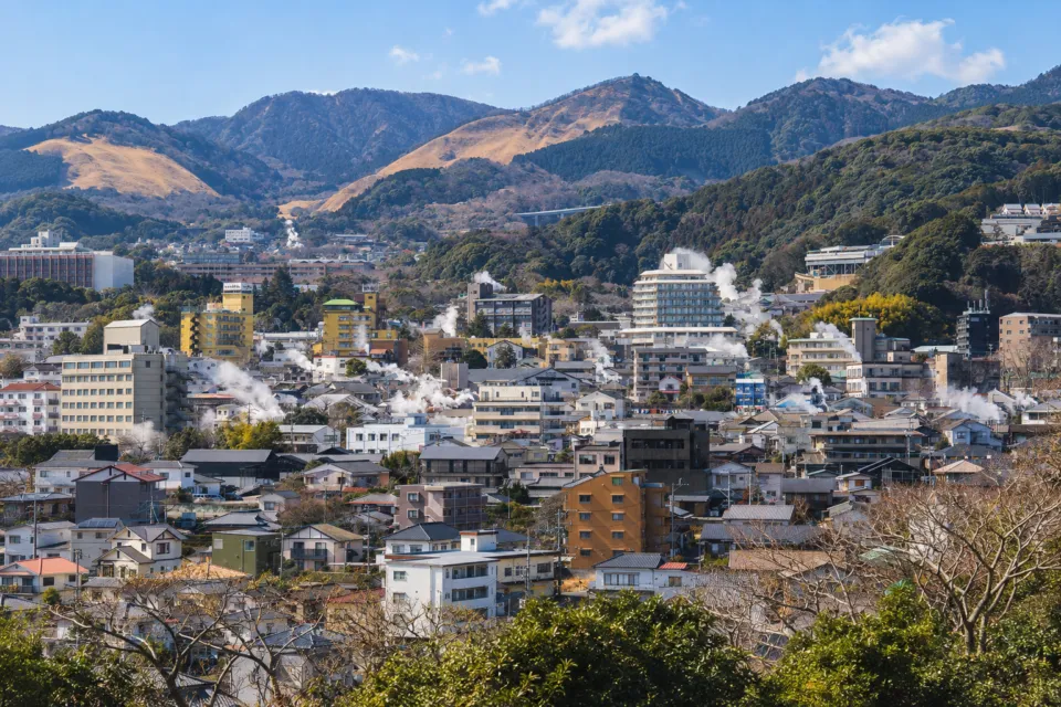 おにやまホテルの窓から望む鉄輪の湯けむり