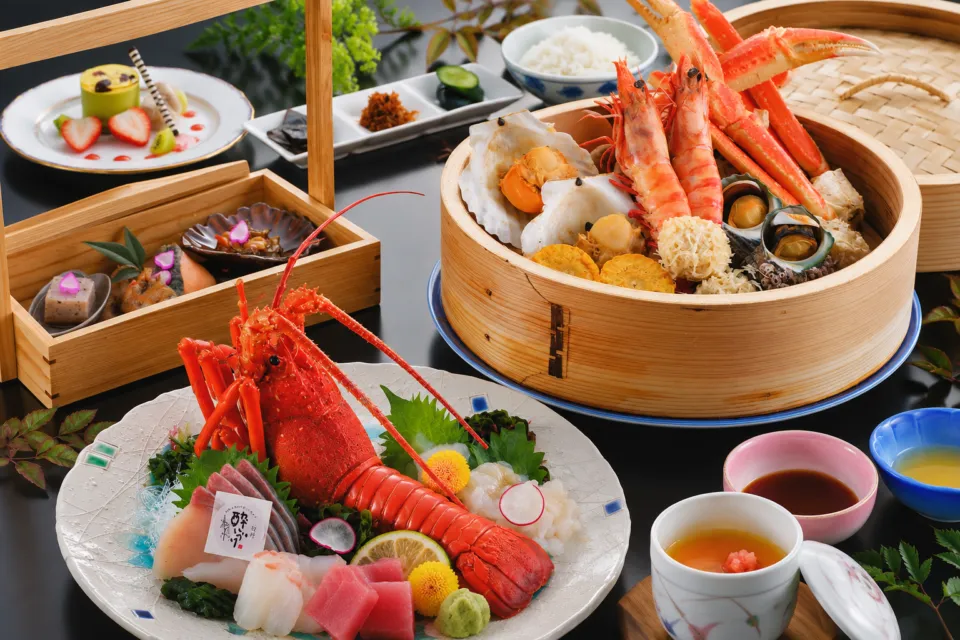 おにやまホテルの海鮮と地獄蒸しを含む会席料理