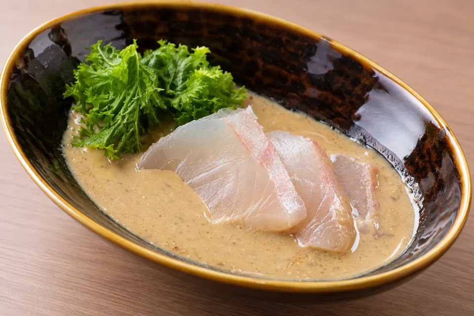 料亭小宿 おのみち帆聲-Hansei-の器に盛られた白身魚の料理