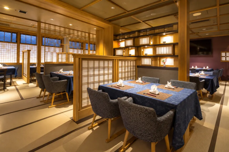 料亭小宿 おのみち帆聲-Hansei-の木格子で区切られた食事会場