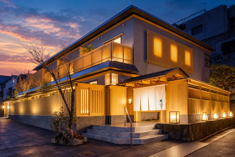 料亭小宿 おのみち帆聲-Hansei-の夕暮れの建物外観