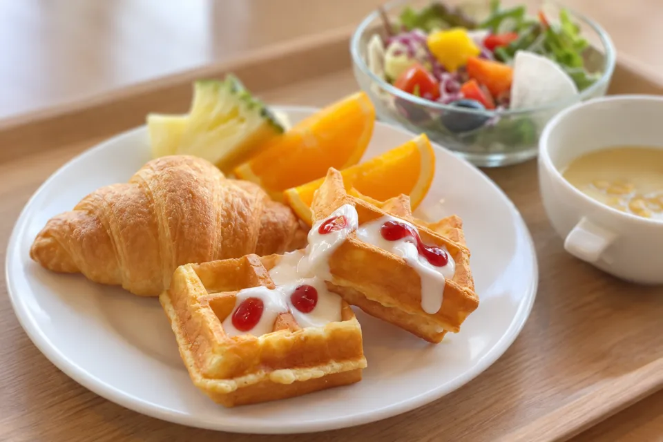 オリエントホテル高知のワッフルと果物を盛り付けた洋朝食
