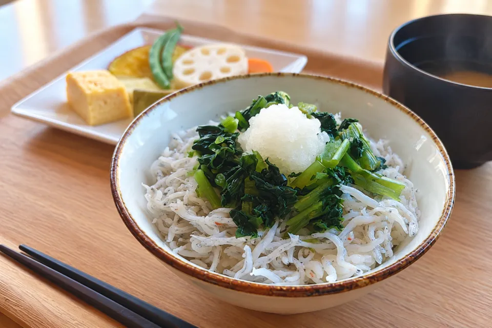 オリエントホテル高知の釜揚げしらすと青菜を盛った朝食の丼