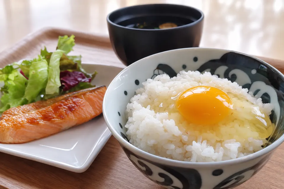 オリエントホテル高知の土佐ジロー卵をのせたご飯と焼き魚の朝食