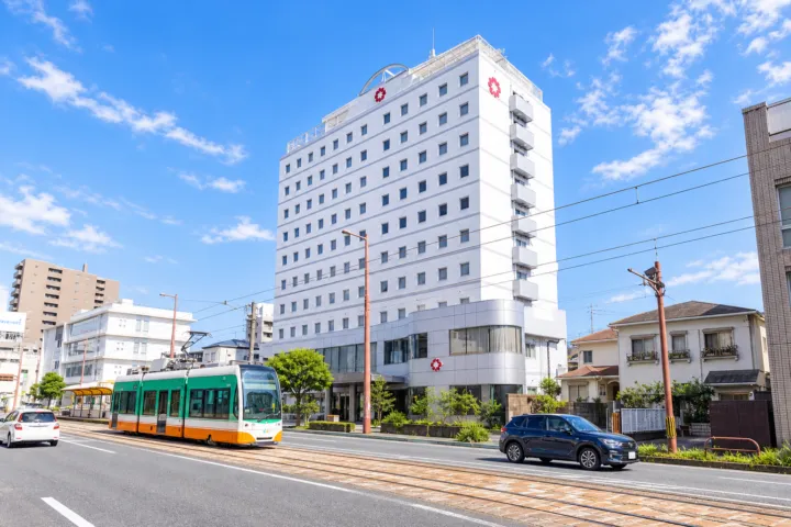オリエントホテル高知の路面電車通り沿いに建つ外観