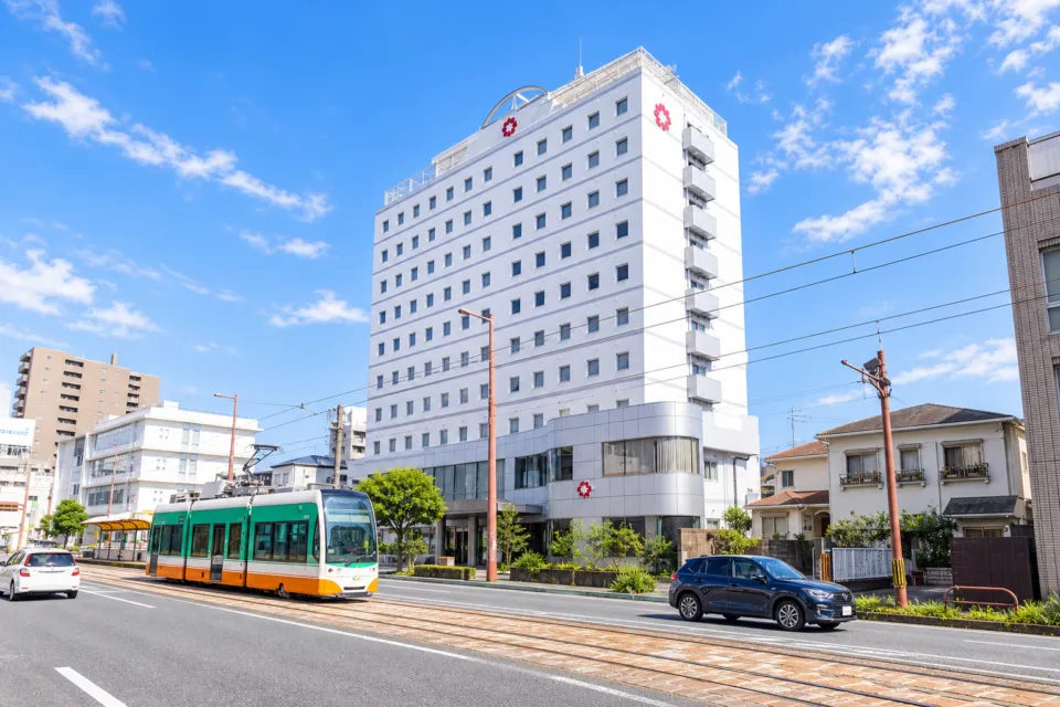 オリエントホテル高知の路面電車通り沿いに建つ外観