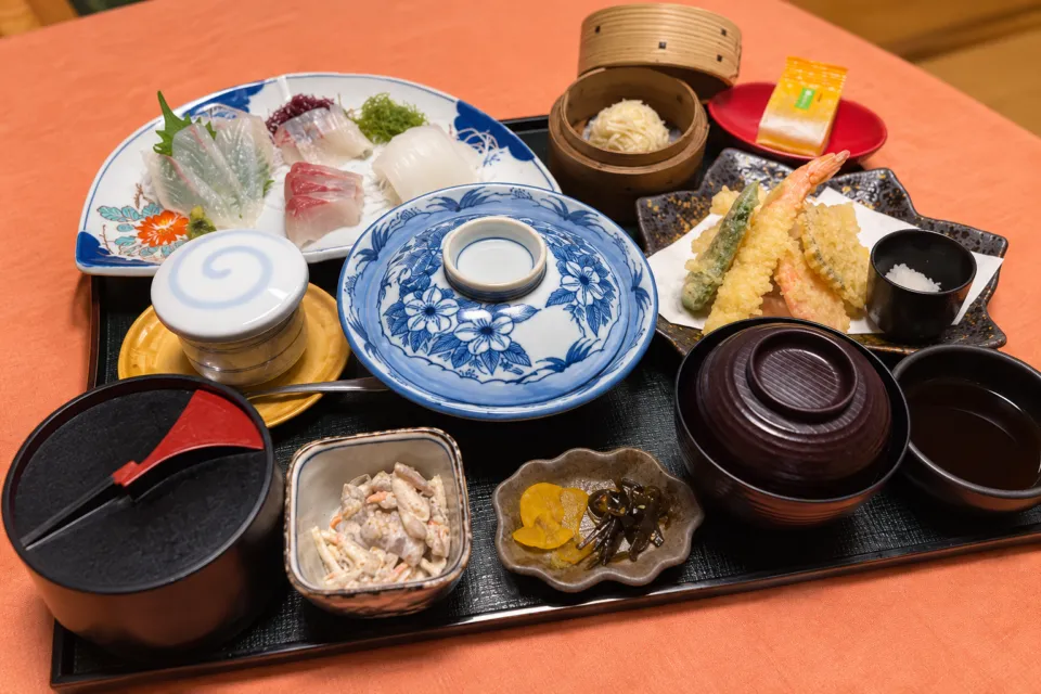 お魚処 玄海の刺身と揚げ物を含む御膳