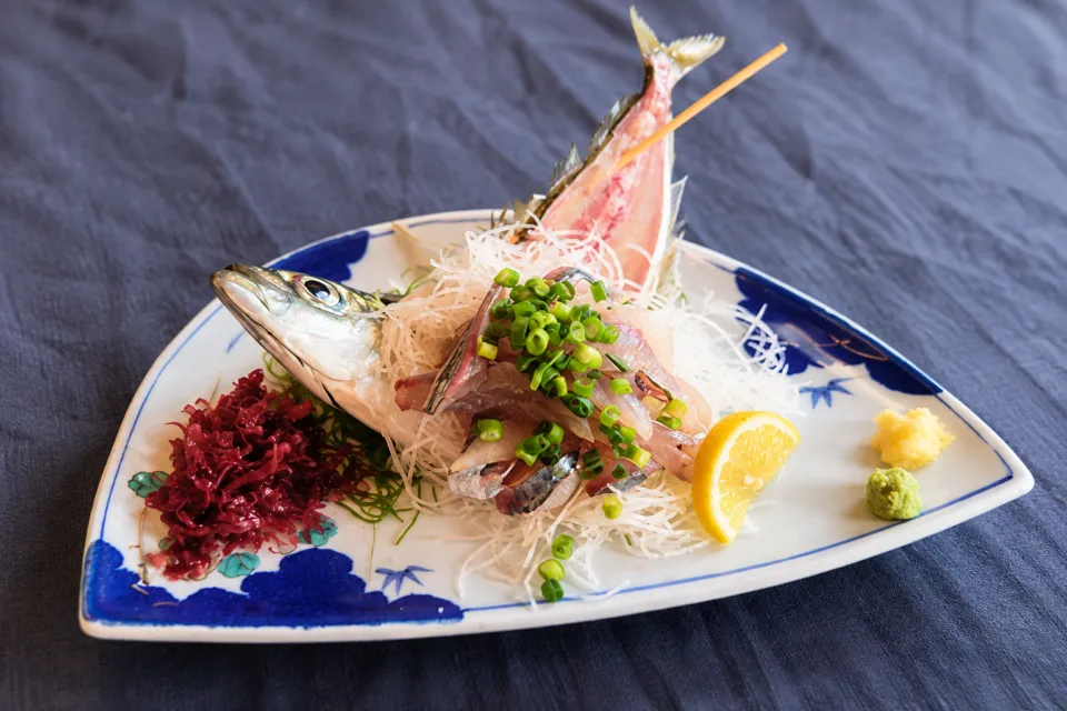 お魚処 玄海の魚の刺身を盛った皿