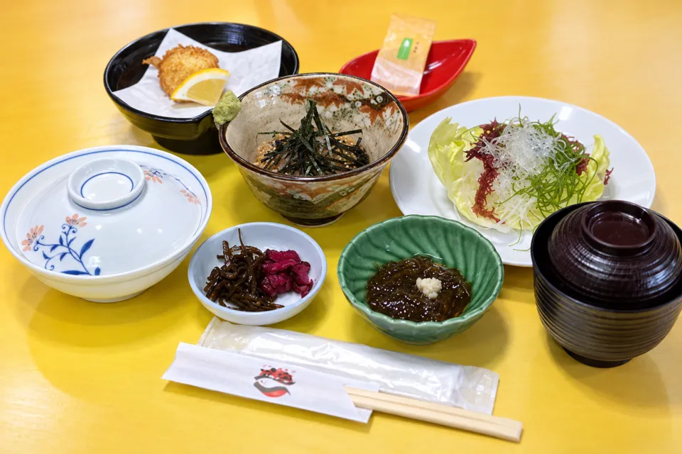 お魚処 玄海の丼と小鉢の昼の御膳