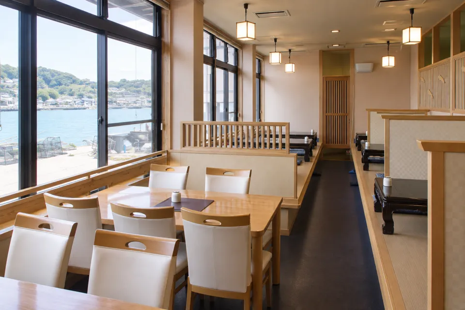 お魚処 玄海の窓側のテーブル席と座敷がある店内