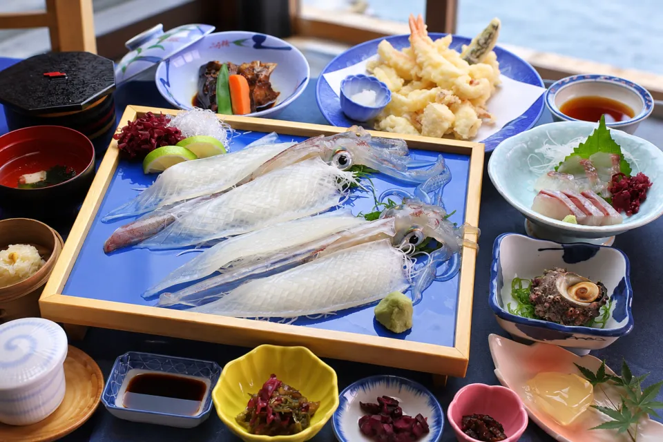 お魚処 玄海のイカの活き造りを中心とした御膳