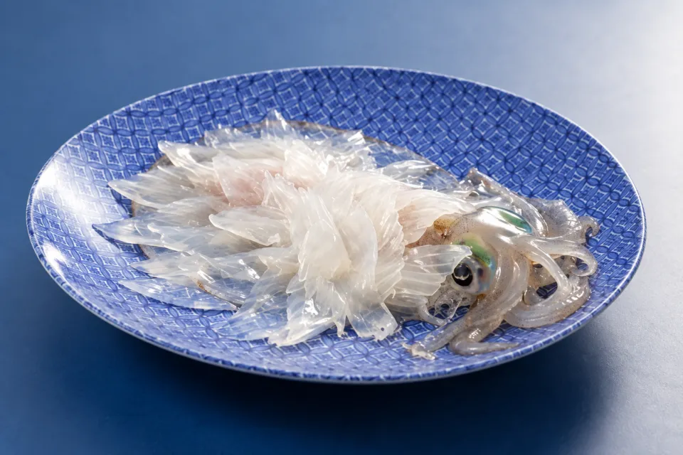 お魚処 玄海の丸い青い皿のイカの活き造り