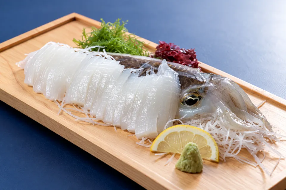 お魚処 玄海の木の台に盛られたイカの活き造り