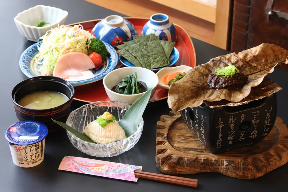 お宿 湯の里の朴葉味噌を含む朝食の膳